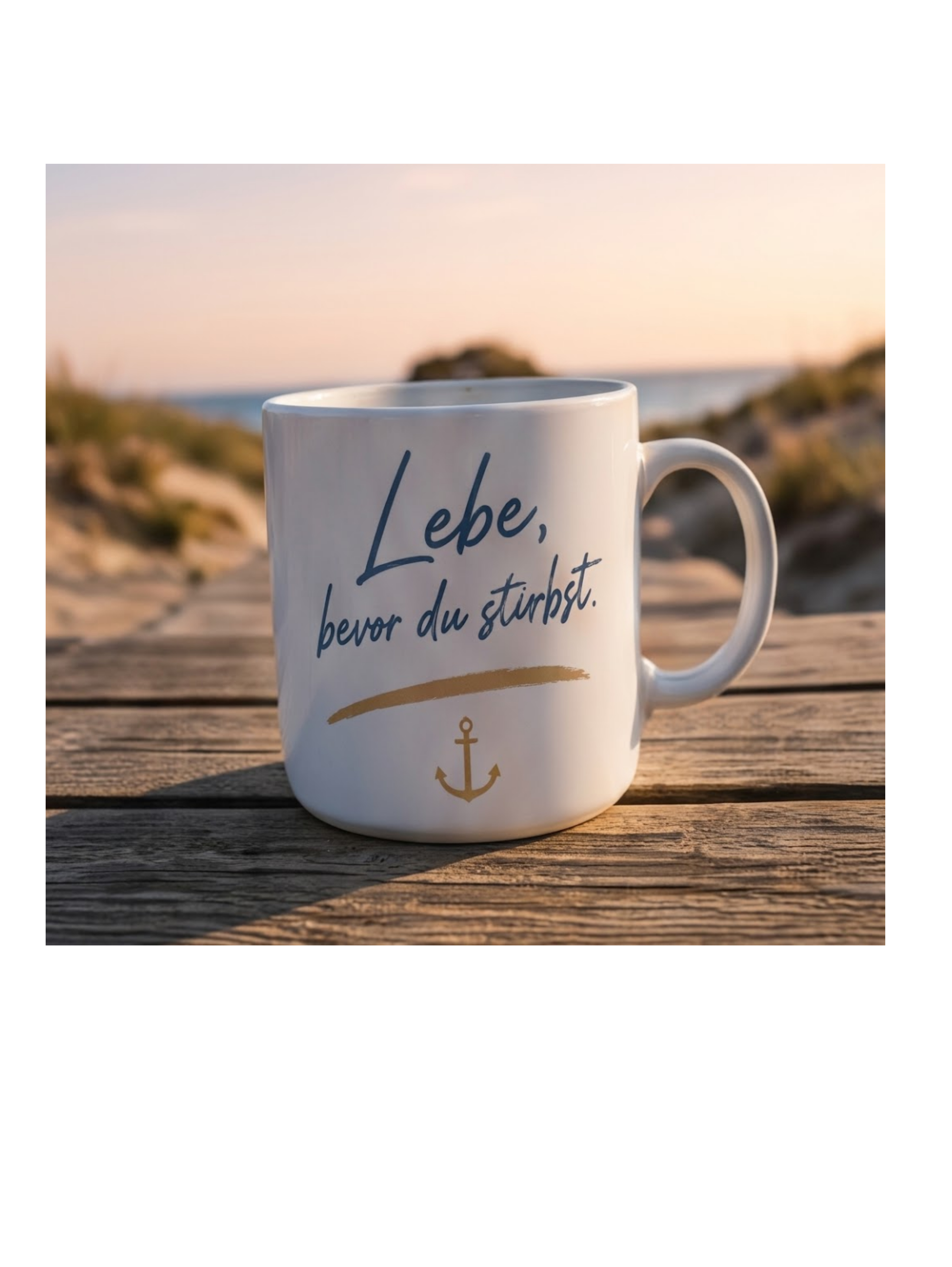 Eine Kaffeetasse am Strand